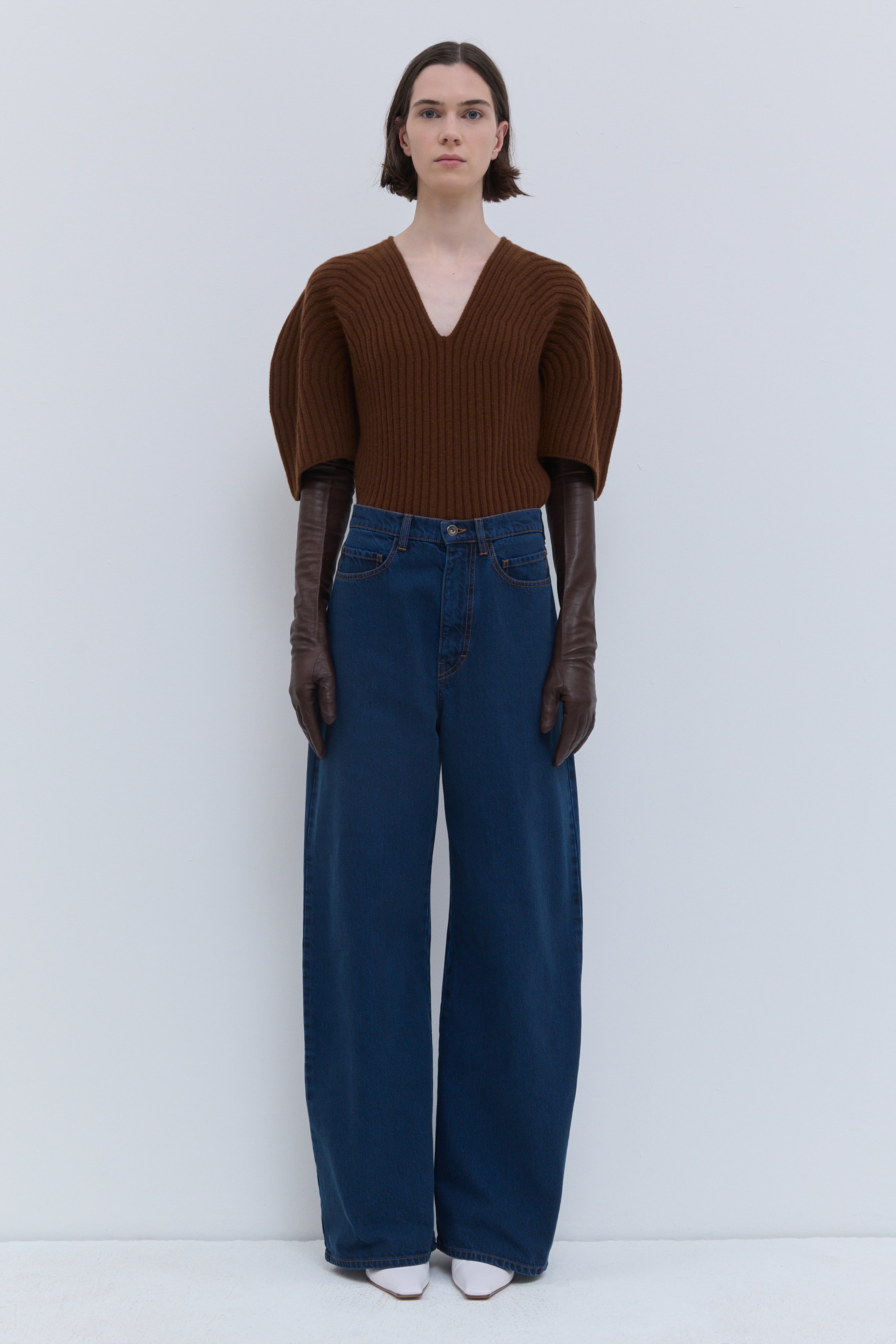 Pullos wide-fit blue wash denim jeans, front view, featuring a high-rise waist, classic five-pocket design and relaxed full-length silhouette.