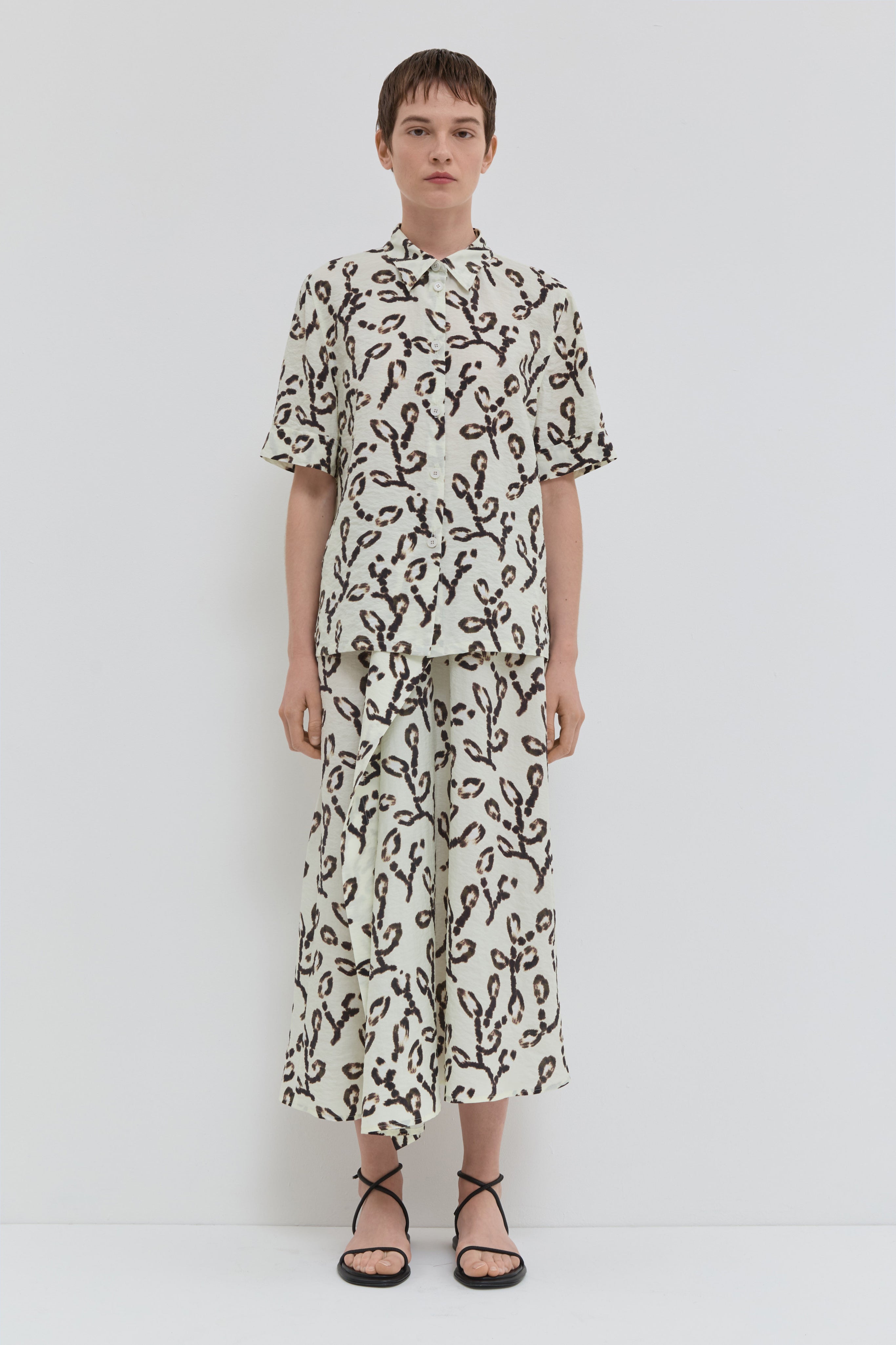 Short sleeve shirt in wheat magnolia print with regular fit