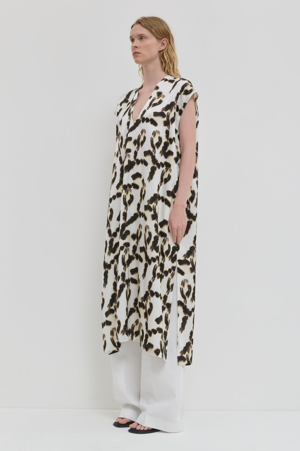 Deralosa belted V-neck dress in Vanilla Magnolia print side view