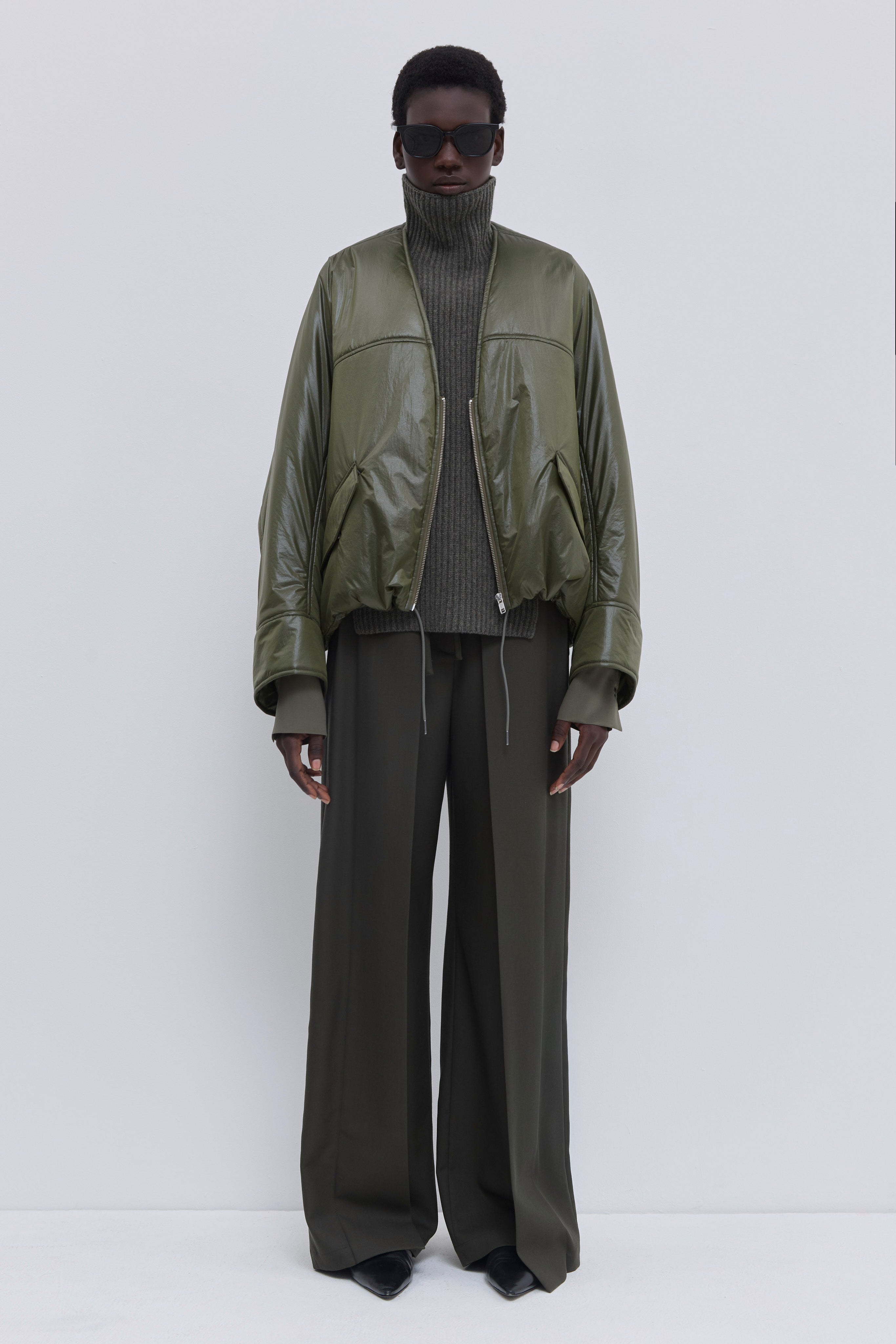 Jelana padded V-neck jacket in olive water-repellent fabric.