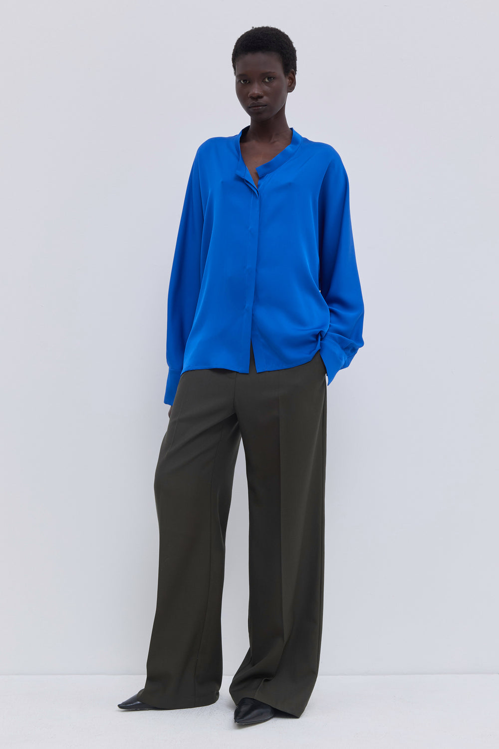 Low-rise tailored trousers with elastic waist in dark forest.