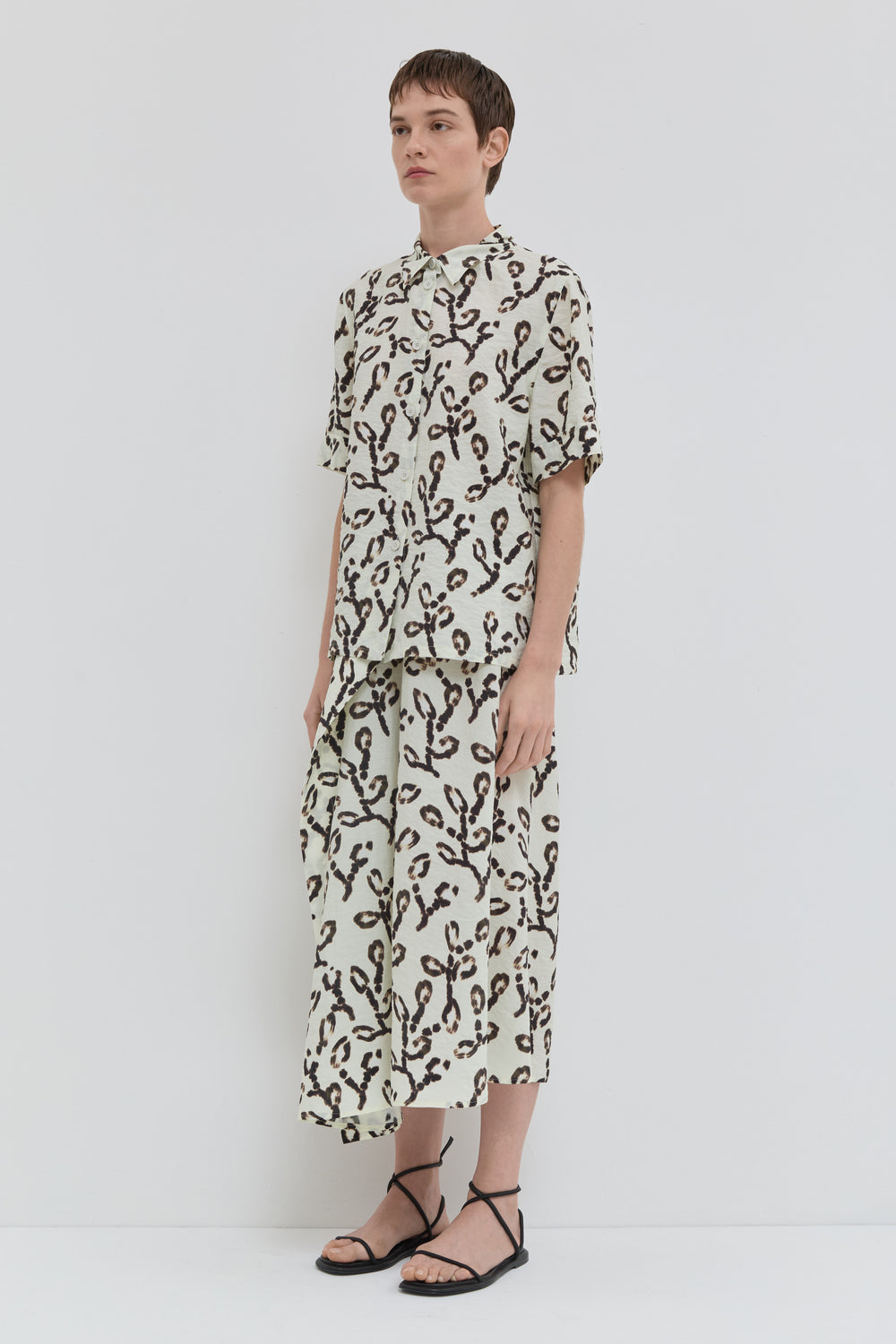 Short sleeve shirt in wheat magnolia print with regular fit